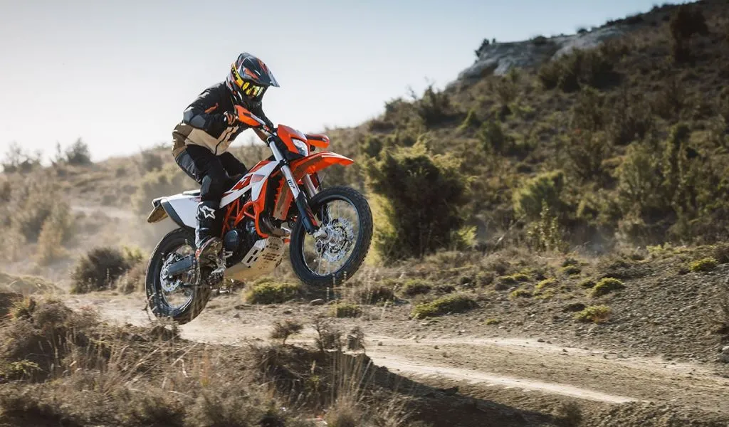 KTM 690 Enduro R 2026: la potenza monocilindrica si rinnova